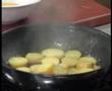Patatas cocidas con trufa y huevo roto